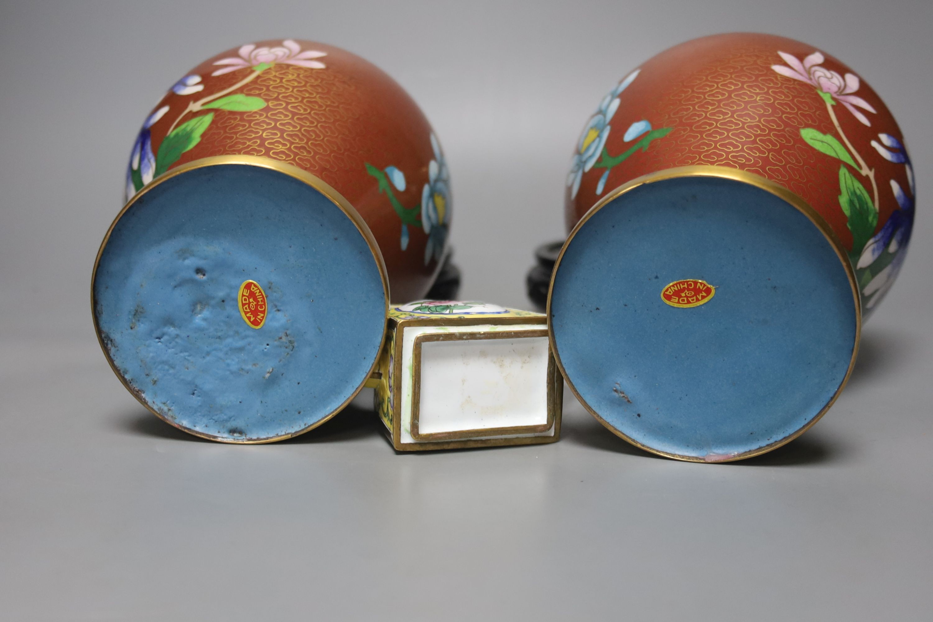 A pair of Chinese cloisonne enamel vases and a Canton enamel wine pot 30cm